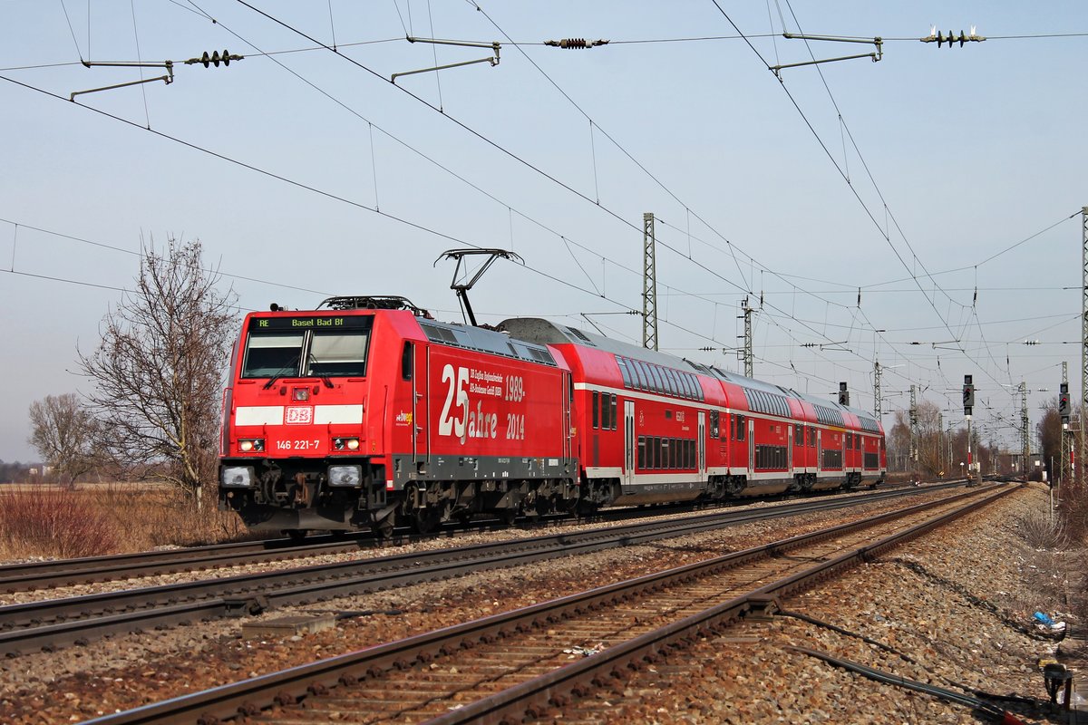 Am 23.02.2019 bespannte die Freiburger 146 221-7  25 Jahre RAB  einen RE (Offenburg - Basel Bad Bf), als sie durch die Überholgleise von Orschweier in Richtung Bahnsteig fuhr, wo sie ihren nächsten Zwischenhalt einlegen wird.