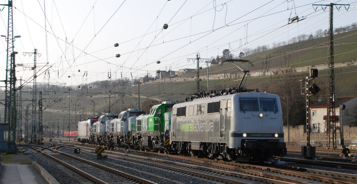 Am 23.02.2021 überführte Railadventure 111 210 drei Vossloh DE18 mit Bombardier 188 004 zusammen in Richtung Italien. Hier bei der Durchfahrt in Würzburg Hbf (Westeinfahrt).
