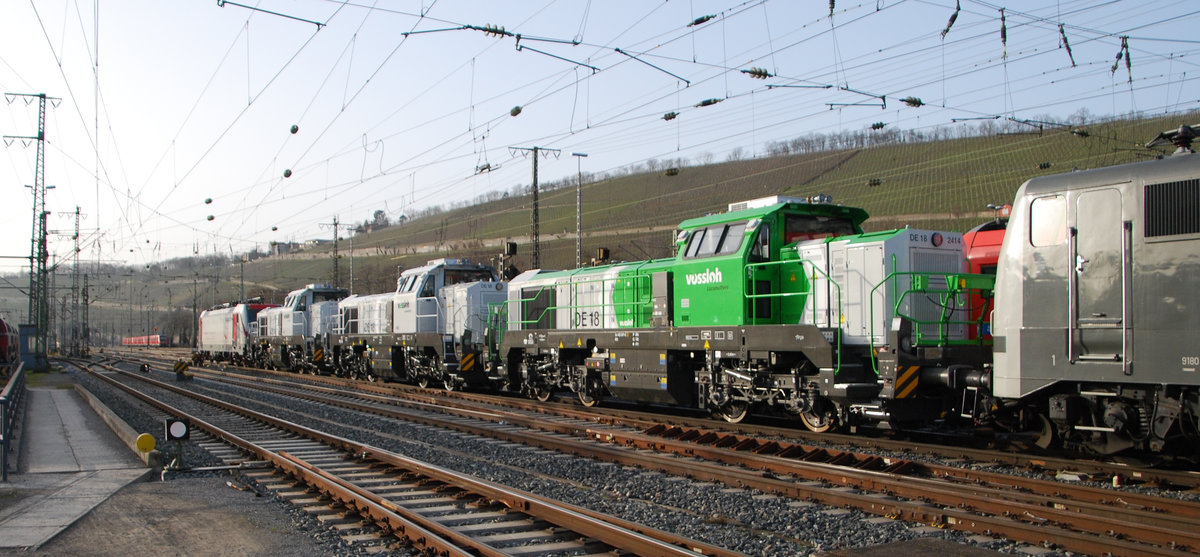 Am 23.02.2021 überführte Railadventure 111 210 drei Vossloh DE18 mit Bombardier 188 004 zusammen in Richtung Italien. Hier bei der Durchfahrt in Würzburg Hbf (Westeinfahrt).
