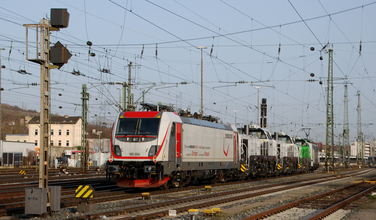 Am 23.02.2021 überführte Railadventure 111 210 drei Vossloh DE18 mit Bombardier 188 004 zusammen in Richtung Italien. Hier bei der Durchfahrt in Würzburg Hbf (Westeinfahrt).
