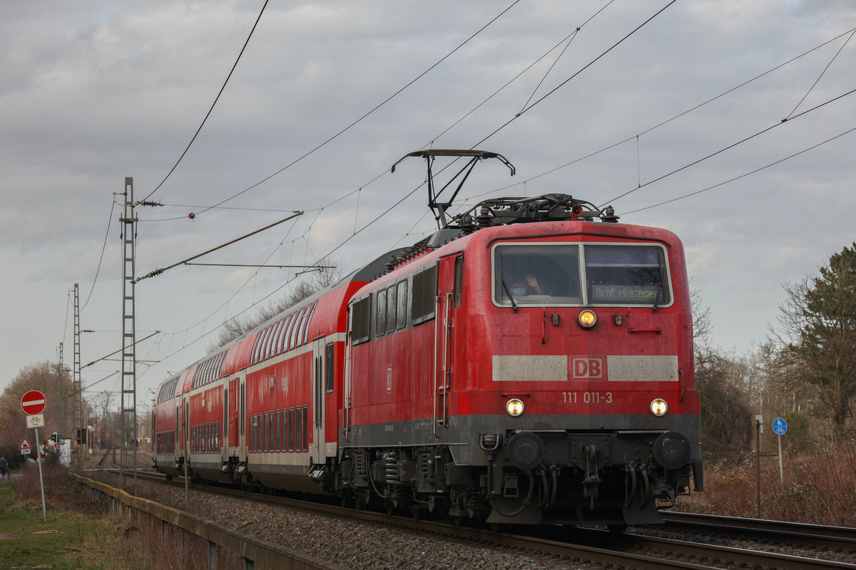 Am 23.02.2021 zog 111 011 drei Dostos mit 141 minuten Verspätung nach Köln-Deutzerfeld durch Hilden. 