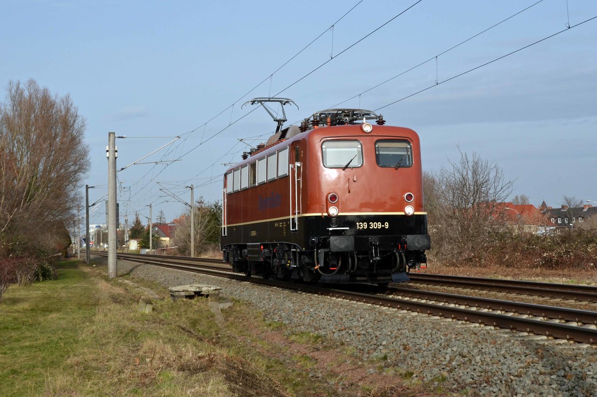 Am 23.02.21 unternahm das Werk Dessau mit 139 309 eine Probefahrt. Hier rollt die Kastenlok der Bayernbahn durch Greppin Richtung Bitterfeld.