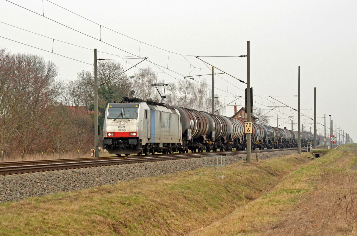 Am 23.02.23 führte 186 445 für die Lineas einen Kesselwagenzug durch Braschwitz Richtung Halle(S).
