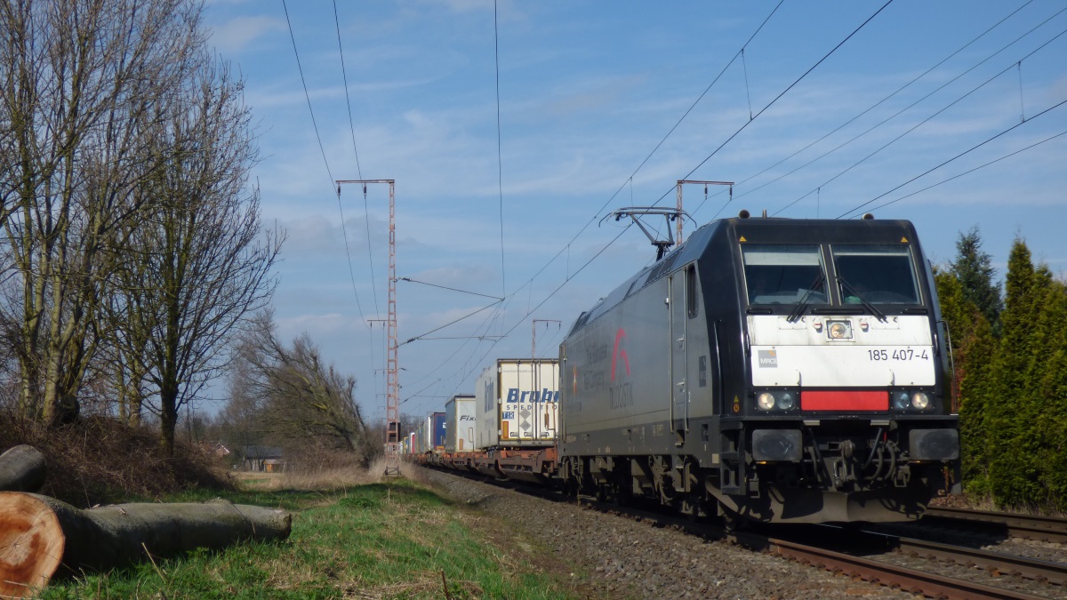 Am 23.03.17 war die TXL 185 407 mit ihrem KV von Malmö unterwegs nach Wanne-Eickel. Hier passiert sie gleich den Bahnübergang von Speckhorn.