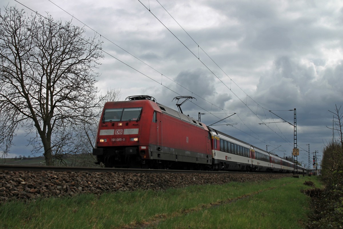 Am 23.03.2014 bespannte die Hamburger 101 085-9 den EC 6 (Zürich HB/Chur HB (Kurswagen) - Hamburg-Altona), als sie nördlich vom Bahnhof Müllheim (Baden) aus dem Bahnhofsbereich ausfuhr.