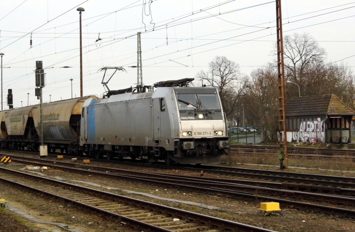 Am 23.03.2015 kam die E 186 271-3 von der HSL Logistik GmbH, Hamburg (Railpool) aus Richtung Magdeburg nach Stendal und fuhr weiter in Richtung Hannover .