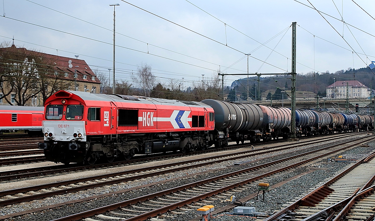 Am 23.03.2018 durchfährt DE 671 der HGK mit einem Kesselwagenzug Ulm Hauptbahnhof