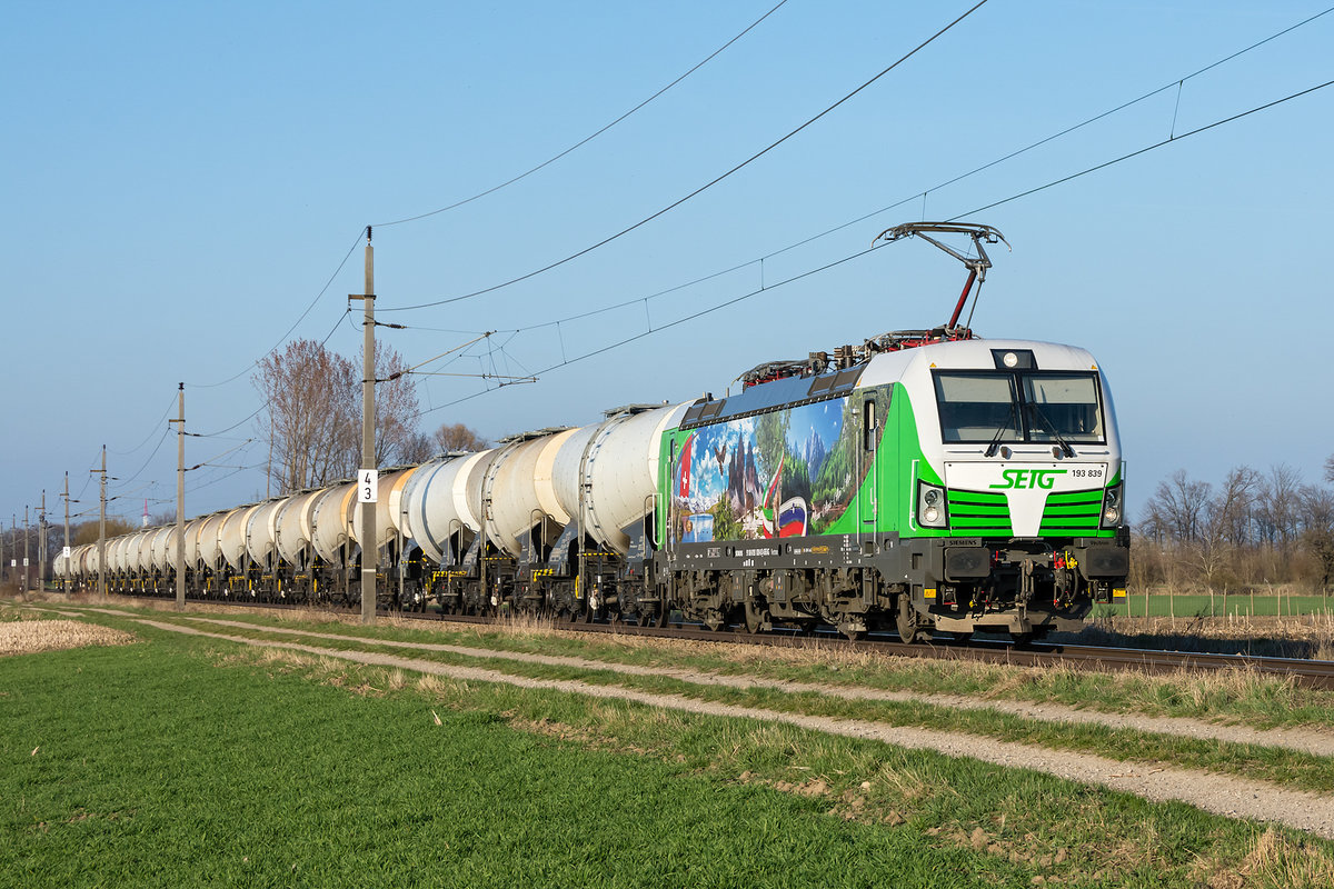 Am 23.03.2019 konnte die neue SETG Werbelok 193 839 mit diesem Ganzzug im Tullnerfeld fotografisch festgehalten werden.