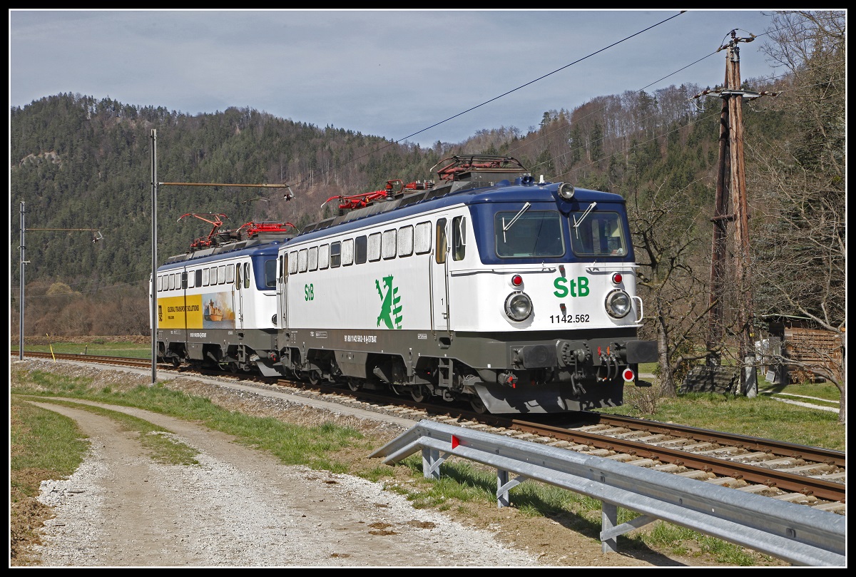 Am 23.03.2019 schleppte die 1142.578 die 1142.562 als Lokzug nach Übelbach. Der Nachschuß entstand bei Prenning.