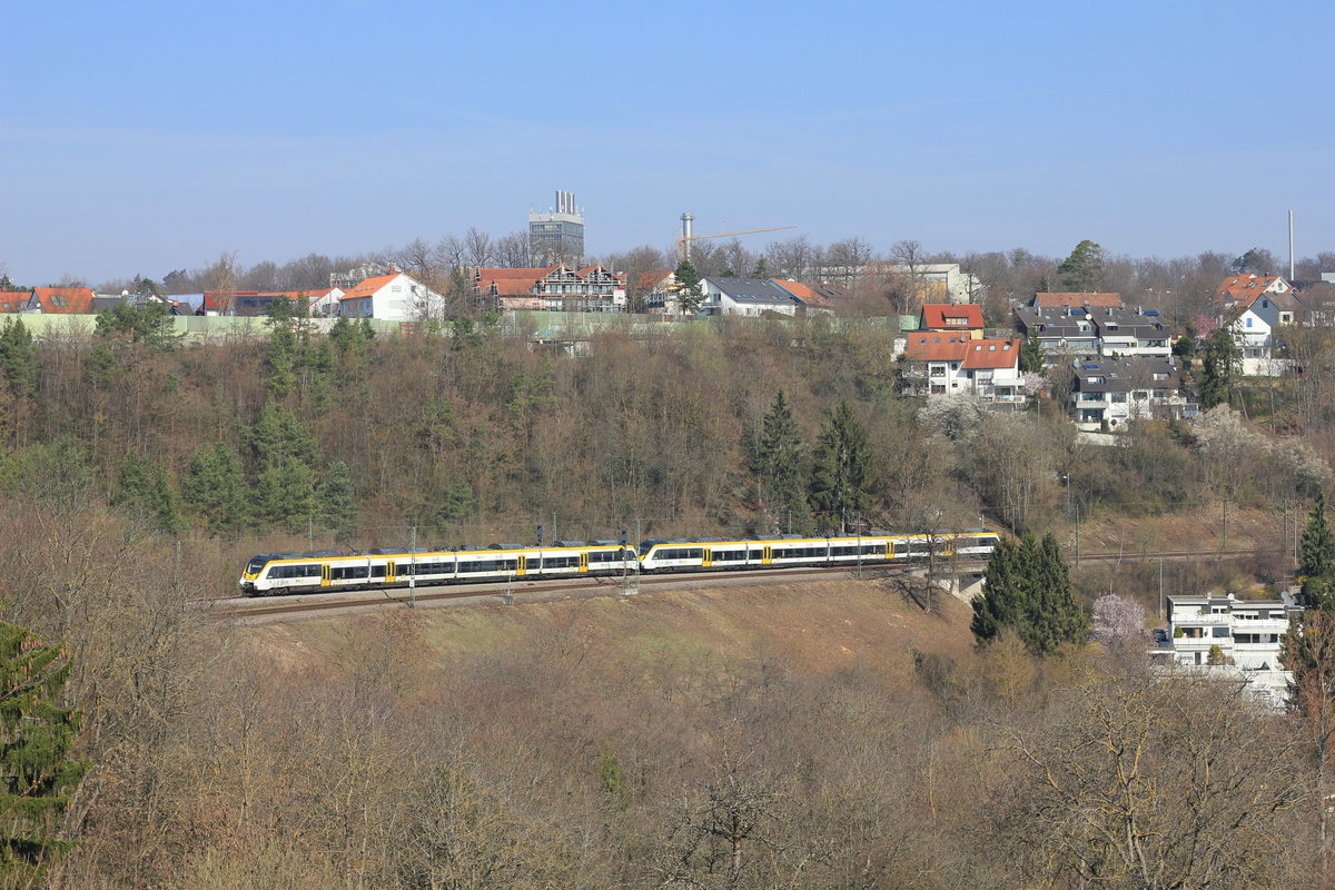 Am 23.03.2019 verkehrt ein Hamsterpärchen als RE von Stuttgart nach Rottweil (hinterer Zugteil) bzw. Freudenstadt (vorderer Zugteil) über die Panoramabahn unterhalb des Wohngebietes Dachswald. 