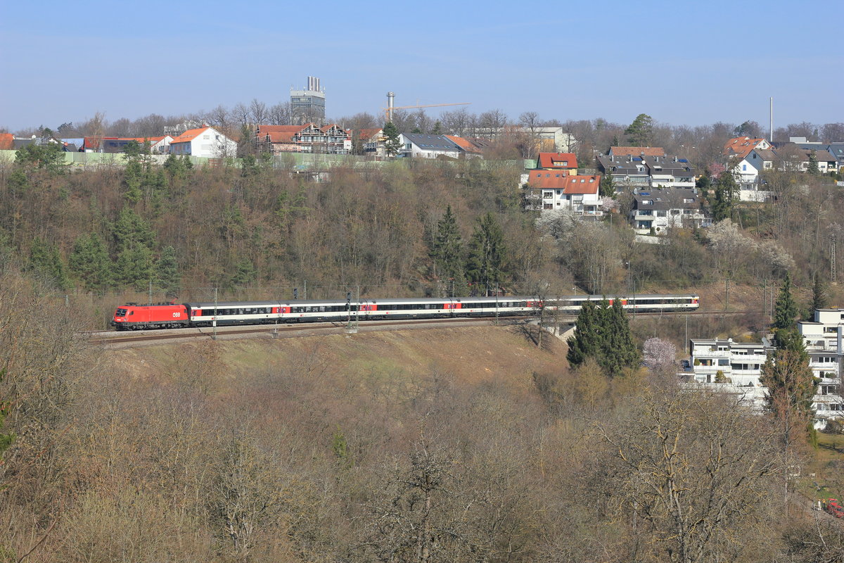 Am 23.03.2019 zieht eine unbekannte 1X16 ihren IC nach Zürich über die Stuttgarter Panoramabahn unterhalb des Wohngebietes Dachswald. 