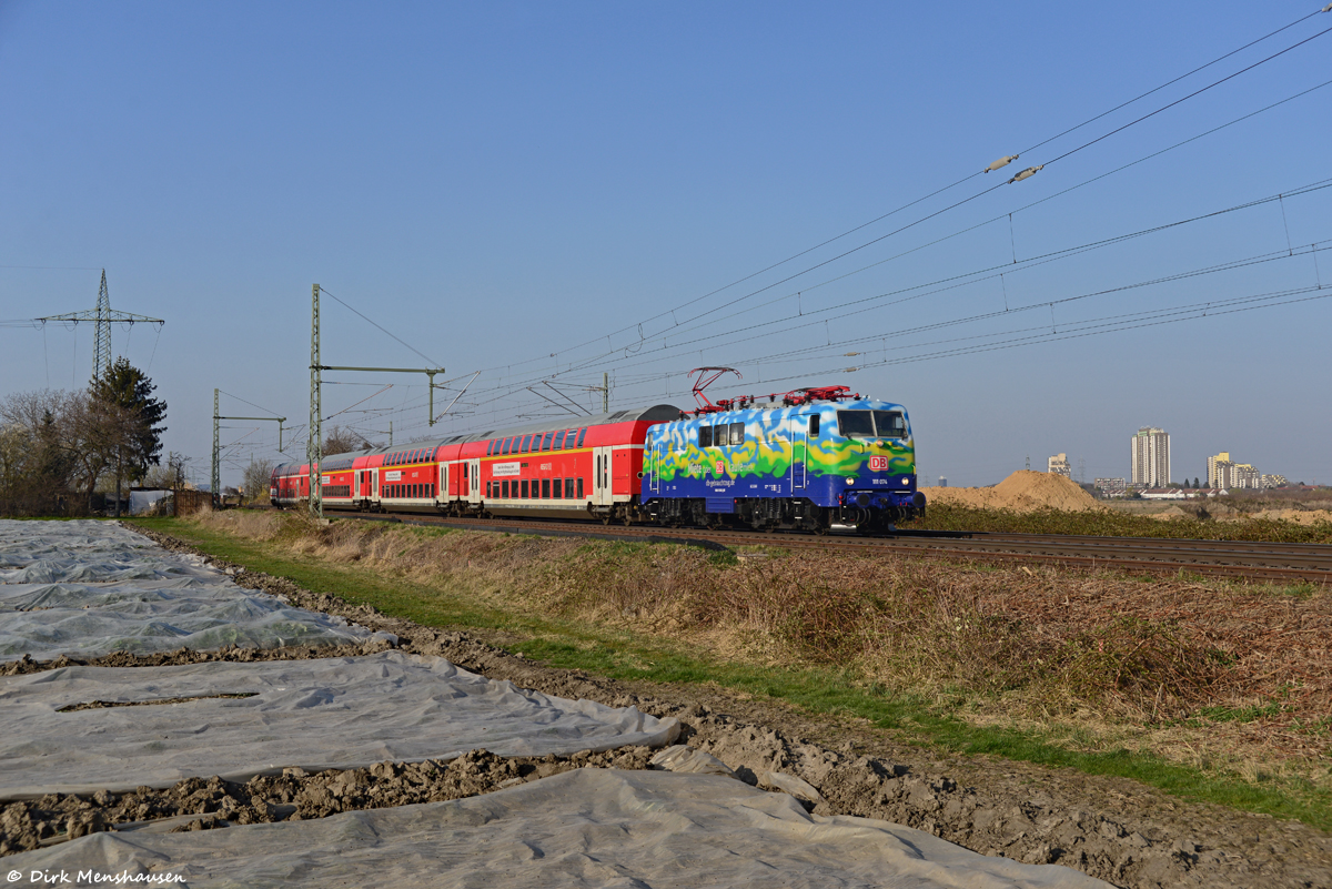 Am 23.03.2022 ist 111 074 mit einem RB48-Ersatzzug auf der linken Rheinstrecke bei Brühl in Richtung Bonn HBF unterwegs.