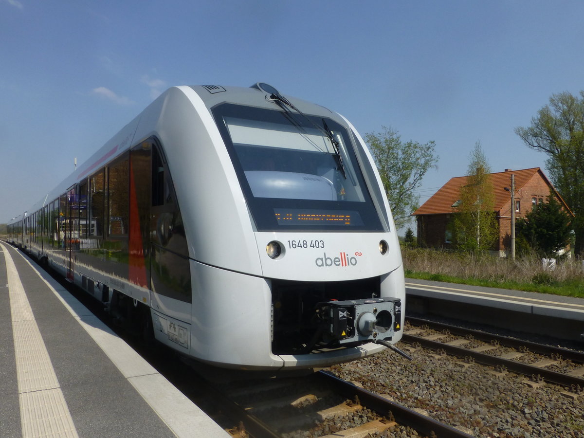 Am 23.04.19 standen 1648 403 und 1648 437 als RE31 nach Blankenburg(Harz)[1648 403] und als RE11 nach Thale Hbf[1648 437] in Nienhagen(bei Halberstadt), die beide von Abellio Rail Mitteldeutschland GmbH auf dem Dieselnetz Sachsen-Ahnhalt[DISA] fahren.