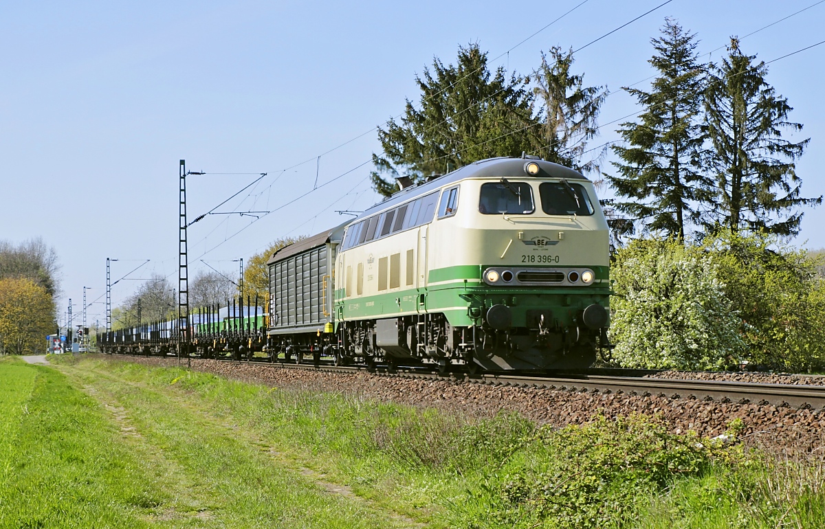 Am 23.04.2021 ist die 218 396-0 der Brohltal-Eisenbahn an der Stadtgrenze von Kaarst und Neuss in Richtung Süden unterwegs. Gruß zurück an den Lokführer!