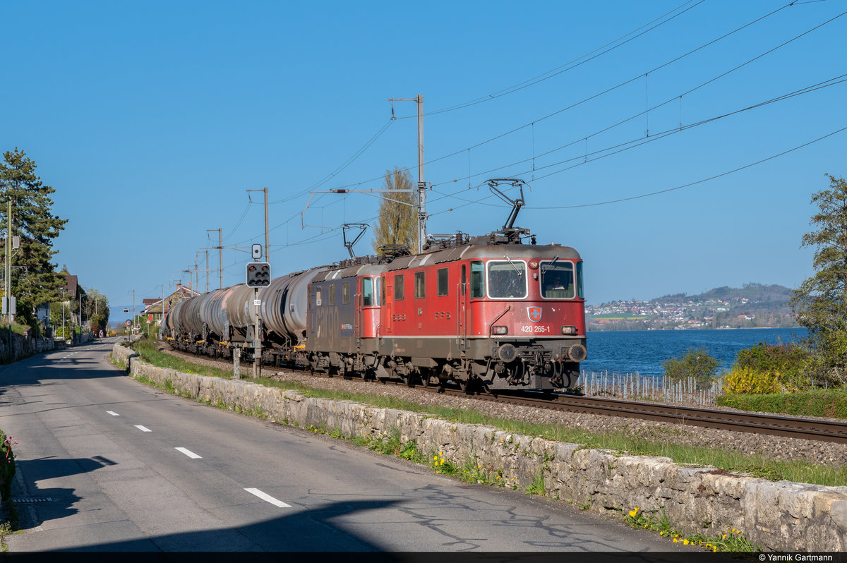 Am 23.04.2021 sind SBB Cargo Re 420 235-1 und die sehr dreckige Re 420 246-1 unterwegs nach Cornaux und konnten hier bei Ligerz aufgenommen werden.