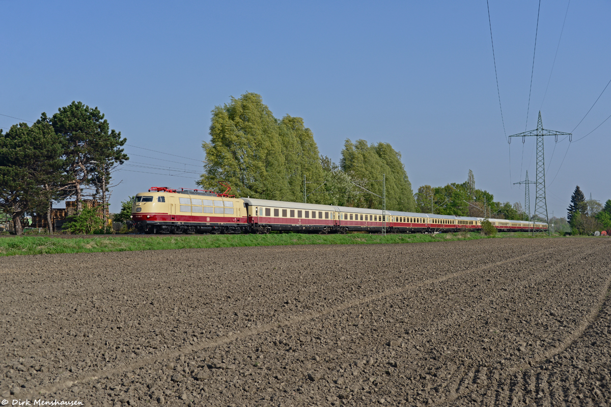 Am 23.04.2022 ist 103 245 (DB Museum) mit einem AKE-Rheingold-Sonderzug auf der linken Rheinstrecke bei Hürth in Richtung Bonn HBF unterwegs.