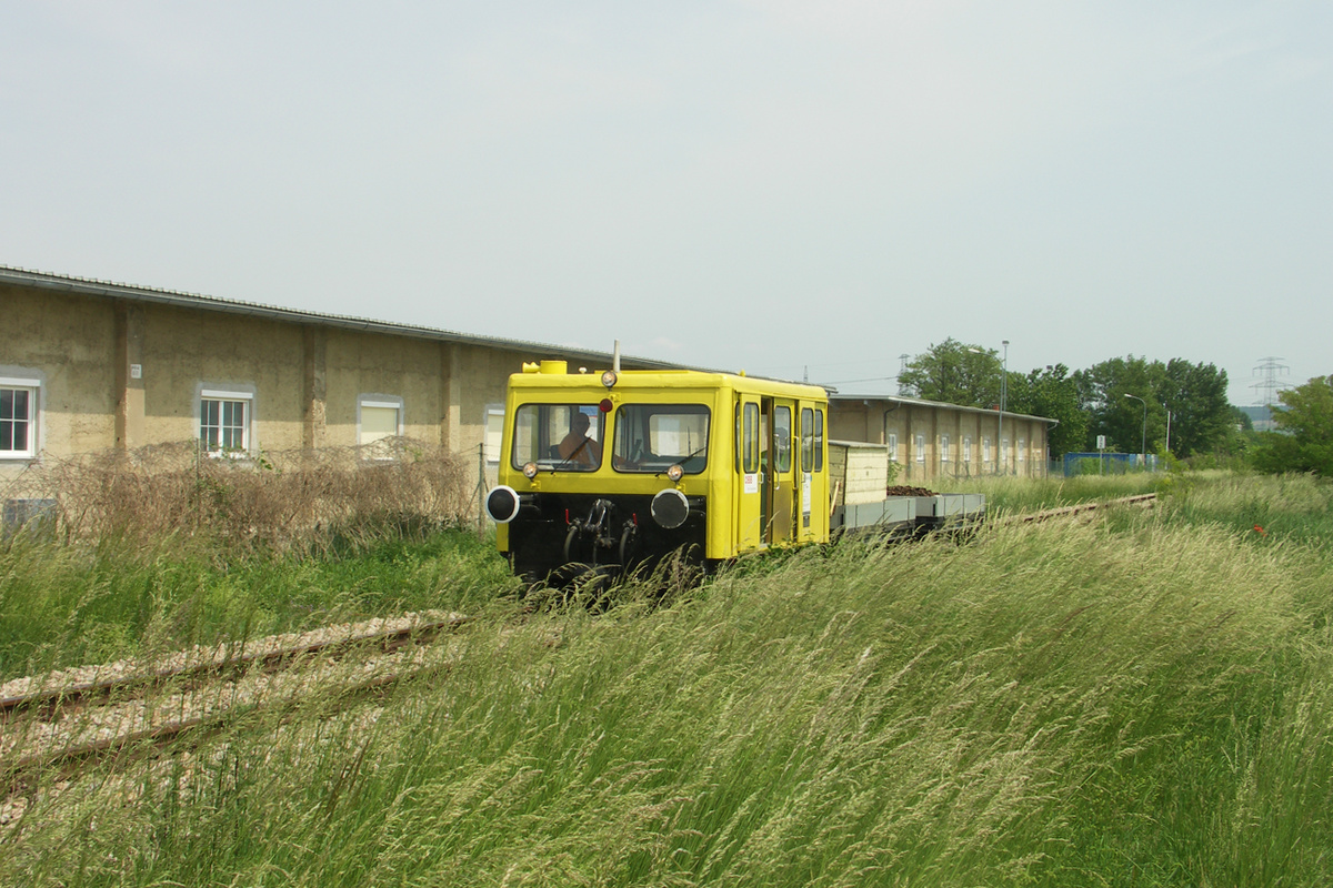 Am 23.05.2007 fuhr mir zufällig dieser Arbeitszug vor der Dabschkaserne in Korneuburg vor die Linse. 
