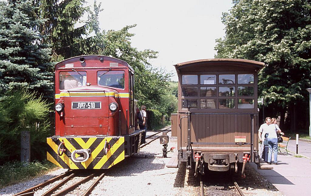 Am 23.06.2004 organisierte ich mal wieder eine Sonderfahrt für die IPA Kreis Steinfurt. Am Stadtrand von Miskolc stiegen wir in diesen bereit stehenden Zug der 
Schmalspurbahn ein. Lok DO 2 - 510, die hier gerade rangiert, brachte uns hinauf in 
die Berge nach Lillafüred.