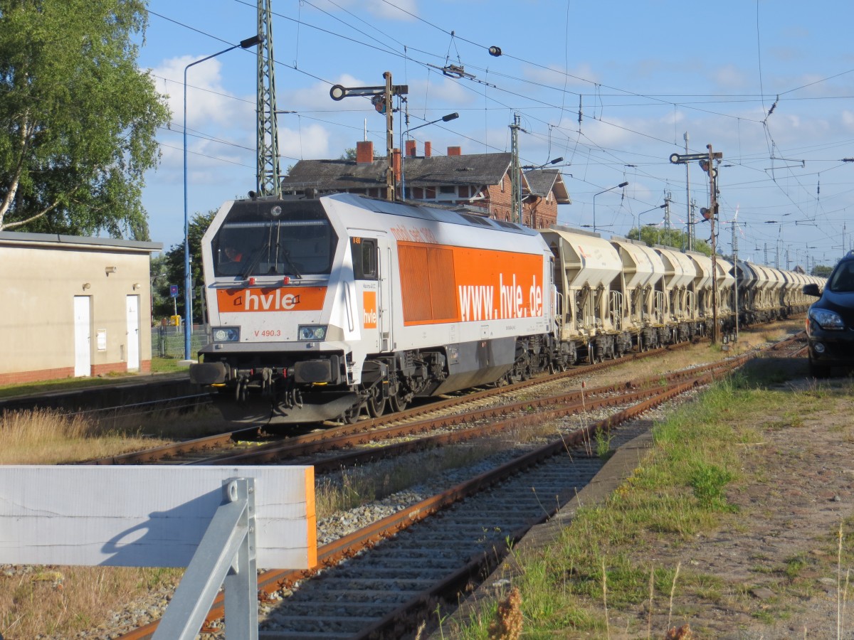 Am 23.06.2014 steht die HVLE Maxima V 490.3 mit einem leeren Schüttgutwagenganzzug in Grimmen und wartet auf die Ausfahrt in Richtung Stralsund. Da der Zug überlänge hatte, stand die Lok über dem Ausfahrsignal hinaus. 