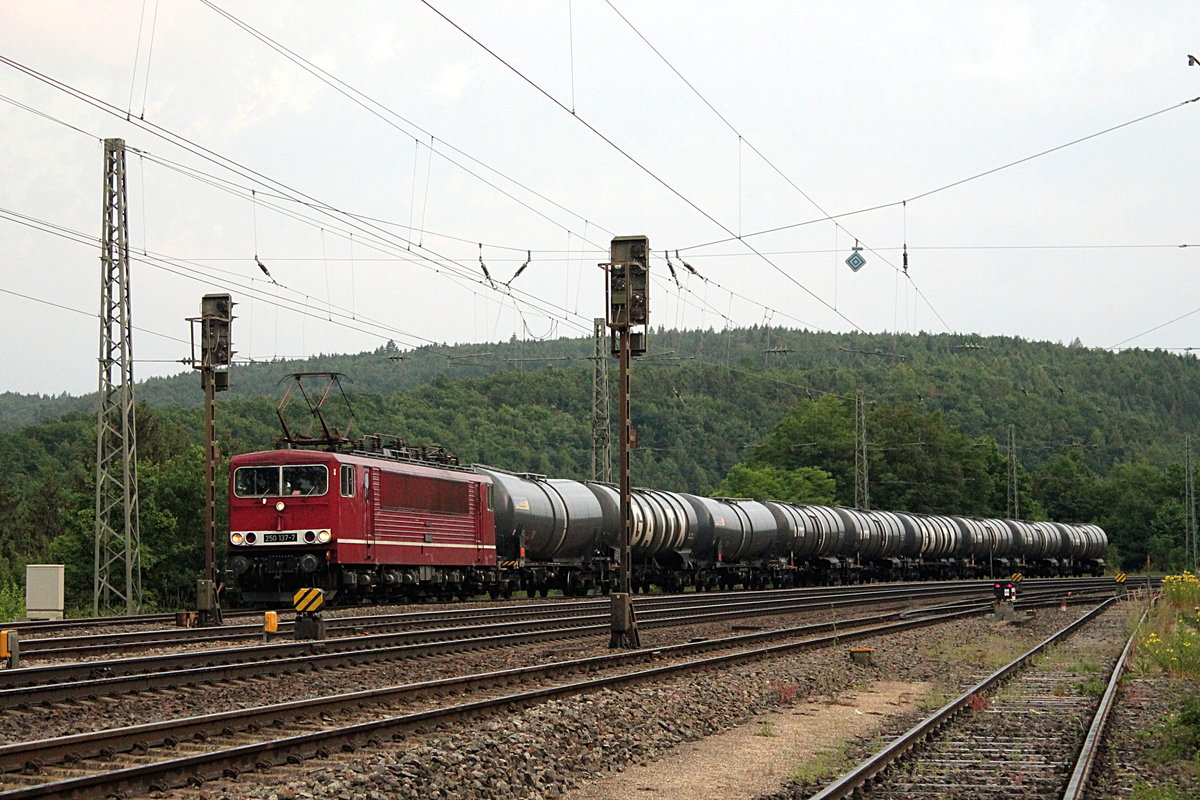 Am 23.06.2017 um kurz vor 06.00 Uhr wartet 250 137 mit ihrem leeren Kesselwagenzug auf die Ausfahrt in Eichstätt Bahnhof. Fahrtrichtung ist Ingolstadt. Der Zug ist relativ weit weg, da ich nicht den Gleisbereich betreten habe.