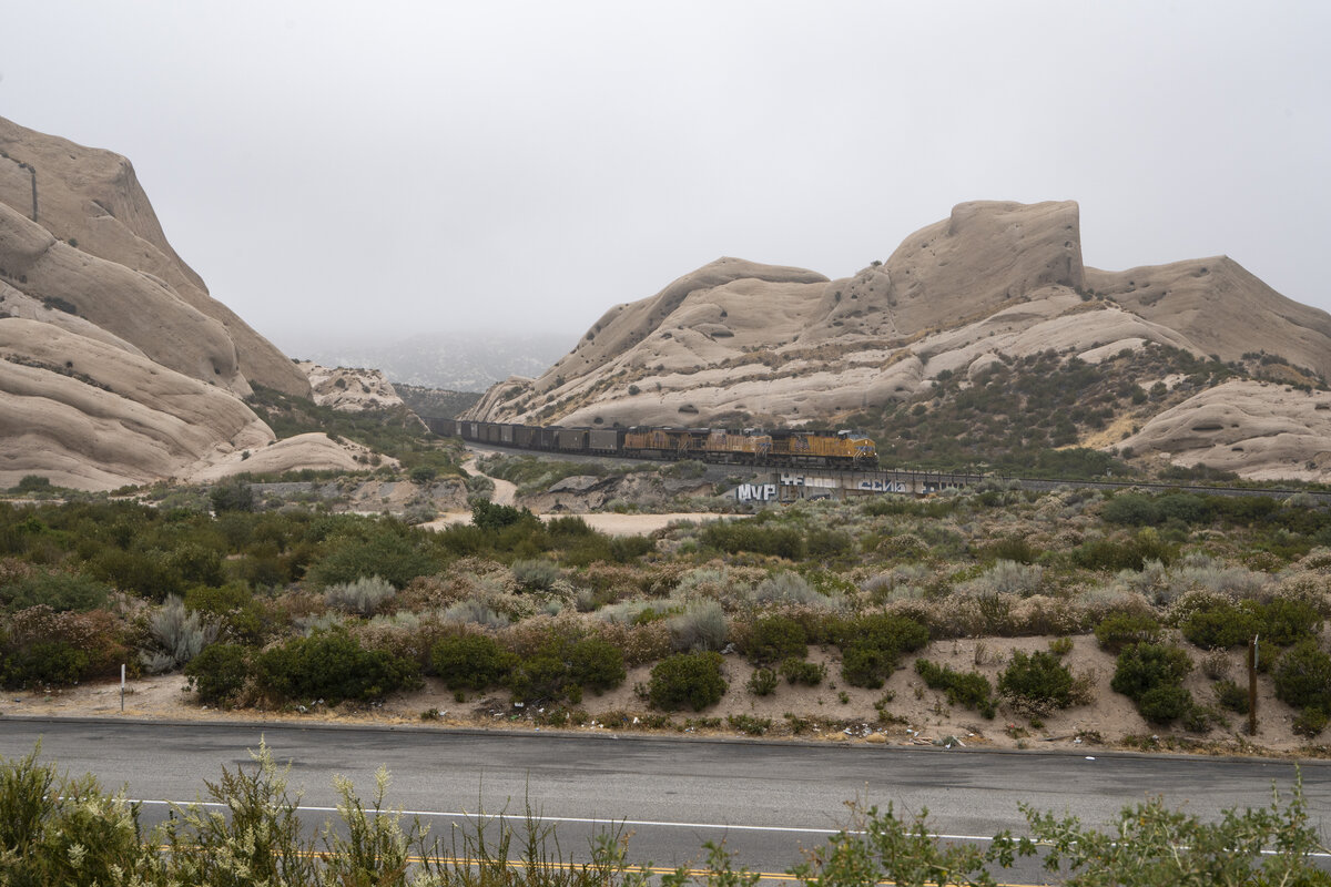 Am 23.06.2026 kam dieser Kohlerzug durch den Cajon Pass aus Barstow kommend. Die Union Pacific Maschinen. Sch�n sind auch die Felsen, die diesen Ort besonders machen. Etwa einmal st�ndlich kommt auf dem Gleis ein Zug gefahren.