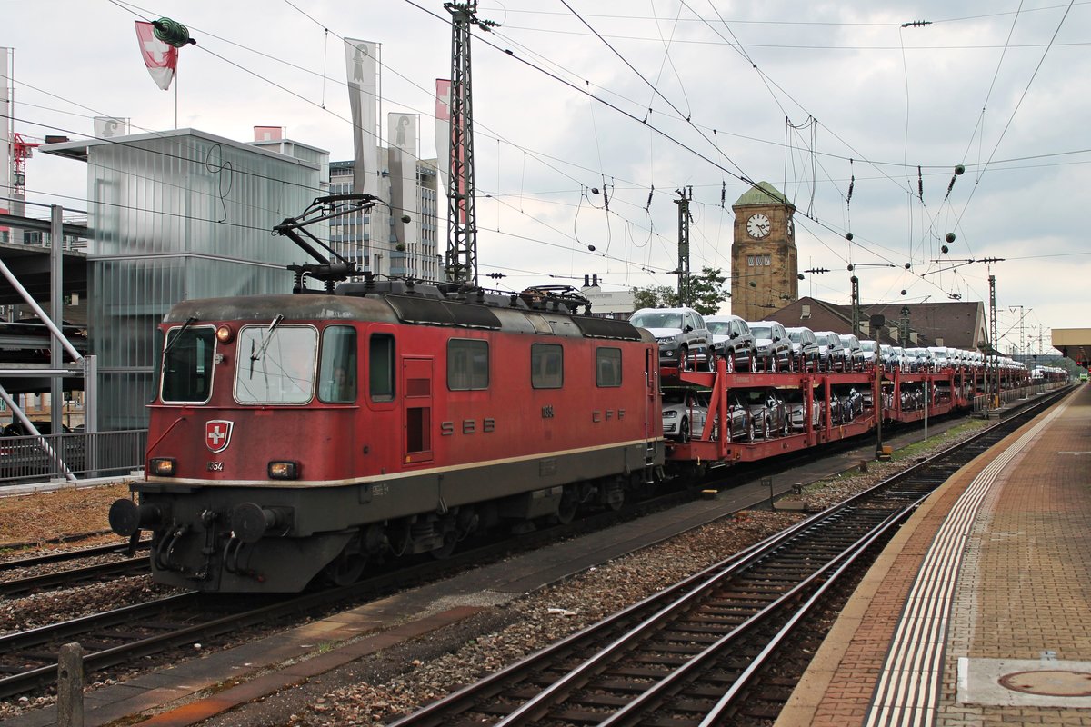 Am 23.07.2015 bespannte die Re 4/4 11354 einen VW-Autozug, als sie über Gleis 1 durch Basel Bad Bf in Richtung Rangierbahnhof Muttenz fuhr.