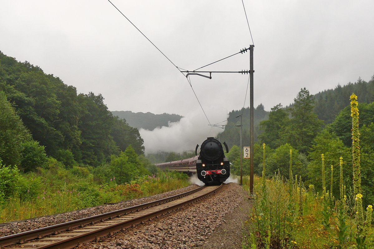 Am 23.07.2016 ist CFL Dampflok mit ihrem gut besetztem Sonderzug auf der Rundreise durch Luxemburg. Dieses Bild enstand auf der Stichstrecke Kautenbach in Richtug Wiltz. (Hans)