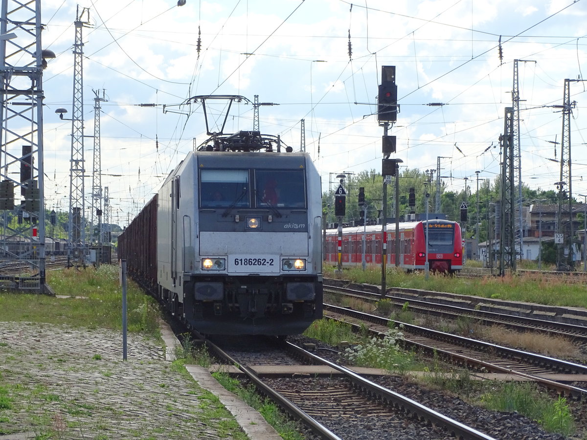 Am 23.07.2017 kam 186 262 mit einem Zug aus Richtung Wittenberge nach Stendal und fuhr weiter in Richtung Magdeburg.