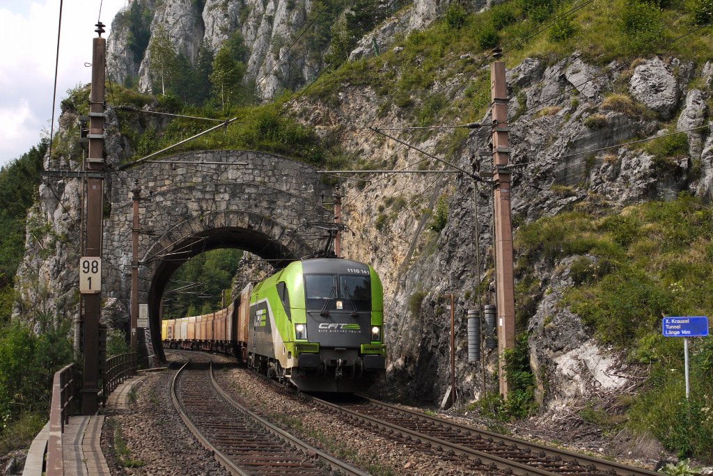 Am 23.08.13 durchfuhr die noch im CityAirportTrain Design lackierte BB 1116 141 mit dem KGAG 53158 (St. Michael - Retz) den Kleinen Krauseltunnel bei Breitenstein.