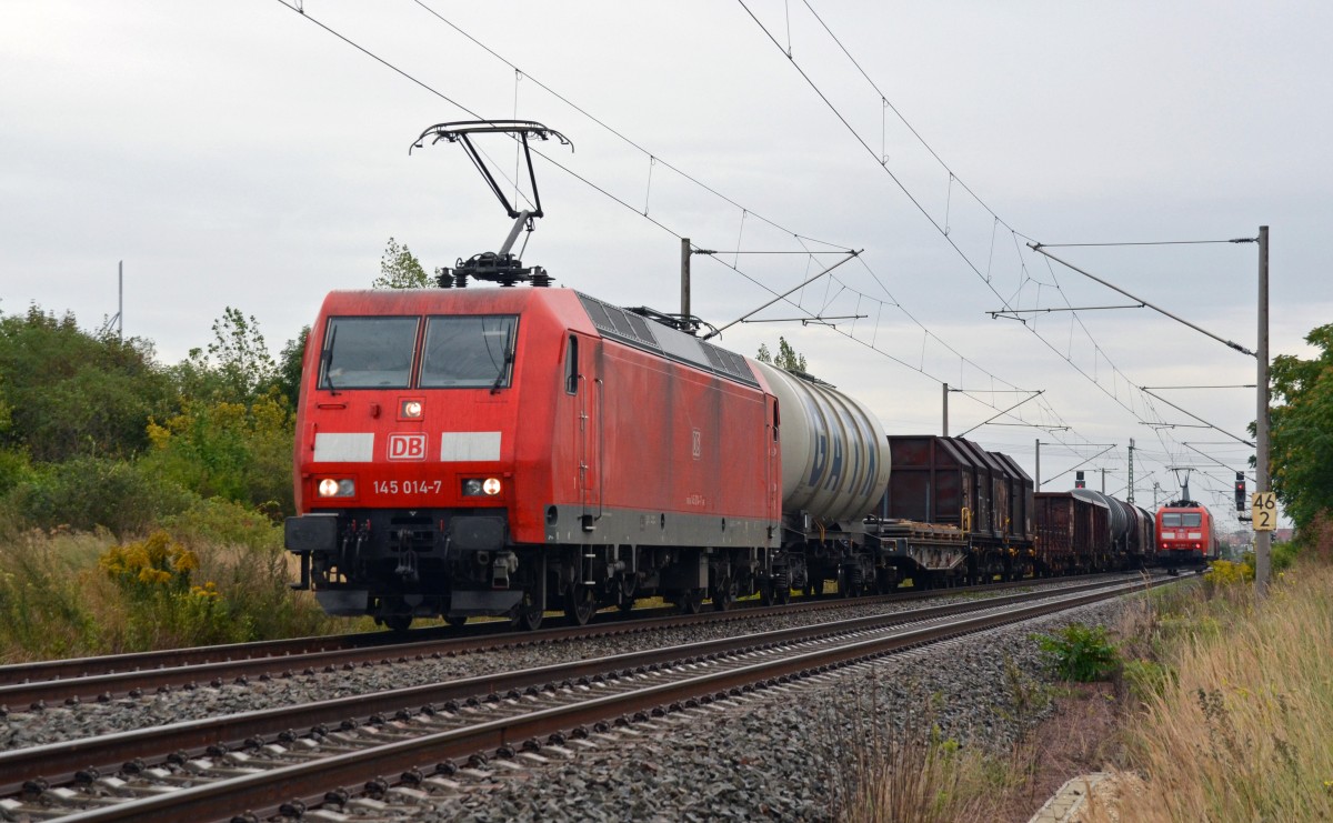 Am 23.08.14 beförderte 145 014 einen gemischten Güterzug durch Greppin Richtung Dessau. Die im Hintergrund wartende 185 197 musste warten bis der in Bitterfeld auf die Seite genommene Zug auf das Regelgleis wechselte. 