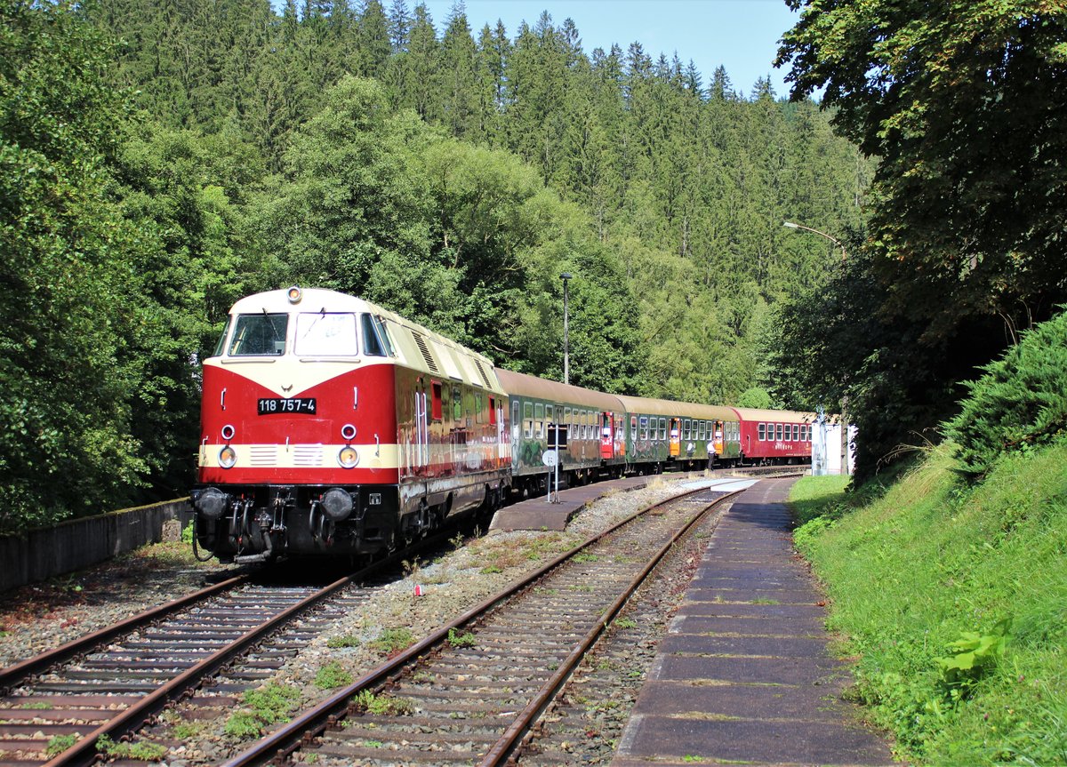 Am 23.08.20 fuhr 118 757-4 (PRESS) einen Sonderzug (1820) von Chemnitz Hbf nach Katzhütte. Hier ist der Zug in am Endpunkt in Katzhütte zu sehen.