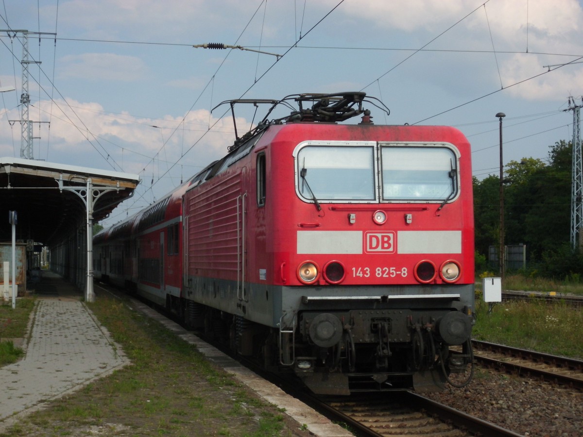 Am 23.08.2015 fuhr 143 825 (Gastlok aus Trier) mit ihrer RB 32 von Stendal nach Salzwedel.
