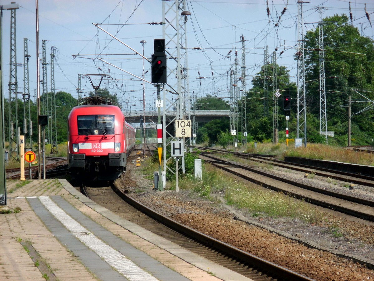 Am 23.08.2015 kam 182 002 mit ihrem IRE aus Berlin nach Stendal und fuhr weiter in Richtung Hamburg.