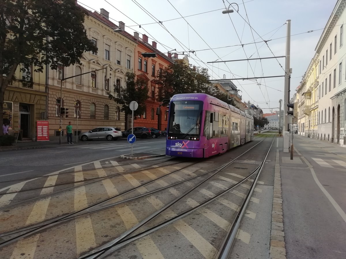 Am 23.08.2019 fuhr TW 233 auf der
Linie 4. Hier zu sehen ist die Garnitur 
bei der Haltestelle Steyrergasse. 