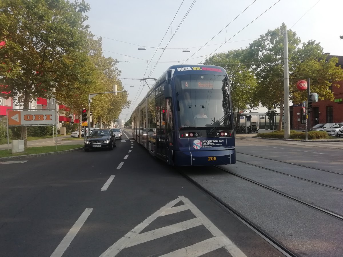 Am 23.08.2019 fuhr Variobahn 206
auf der Linie 4. Hier zu sehen ist der
Wagen bei der Haltestelle Ostbahnhof. 