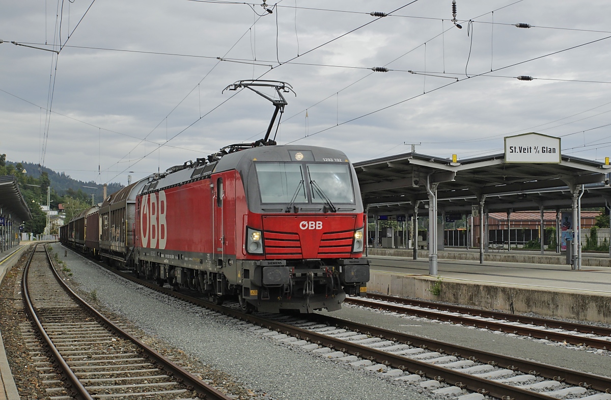 Am 23.08.2022 durchfährt 1293 192 mit einem Güterzug den Bahnhof St. Veit an der Glan