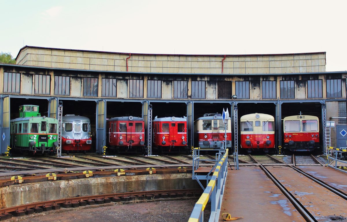 Am 23.09.16 konnte man am Nachmittag im BW Cheb den M 120 417, M 260 001, M 131 1515, M 131 1130, M 262.043, M 240 0100 und M 152 0002 aufnehmen. Denn am 24.09.16 war ja der Tag der Eisenbahn in der Umgebung von Cheb.