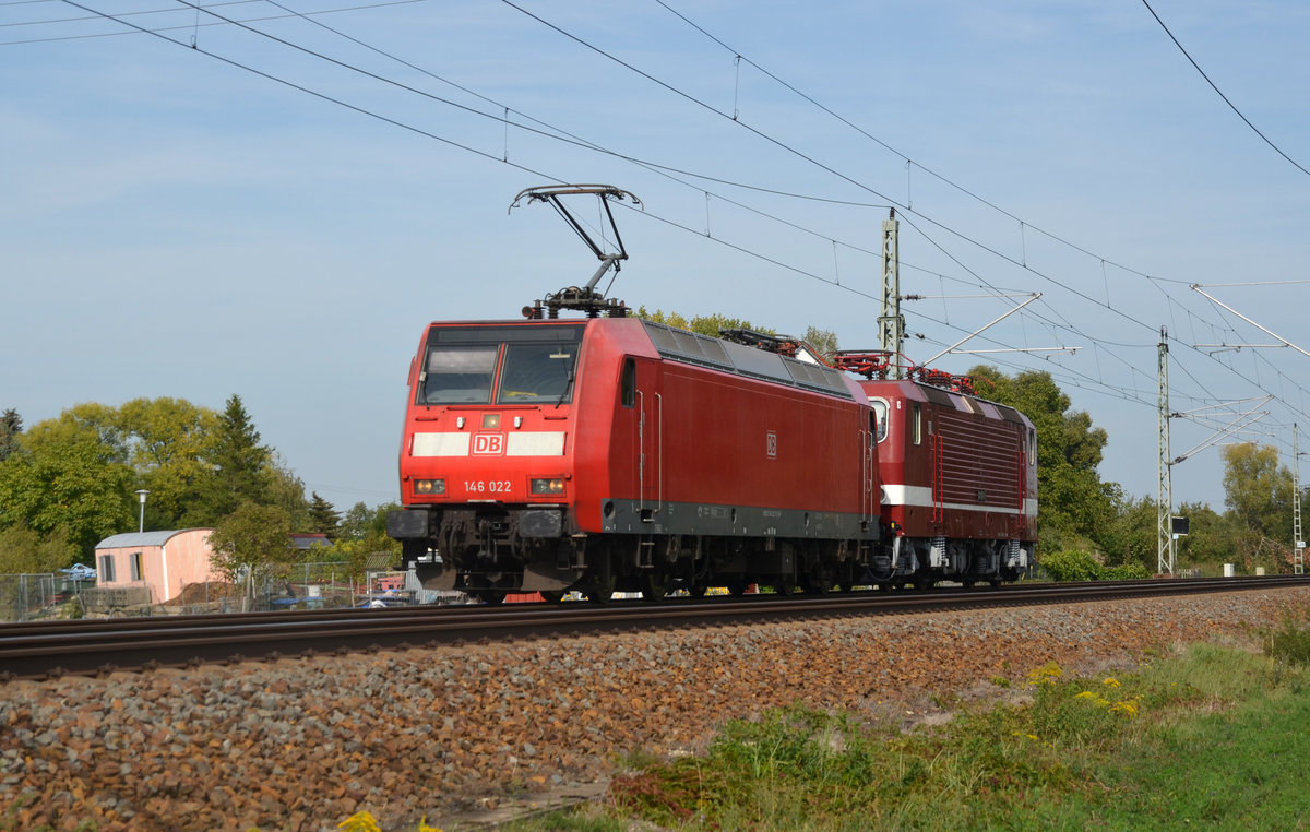 Am 23.09.19 schleppte 146 022 die Museumslok 243 005 durch Gräfenhainichen Richtung Bitterfeld.