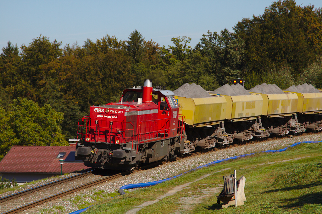 Am 23.09.2013 war die rote DH 1700.1 fr den Abraumgterzug eingeteilt, der in Deutschlandsberg gerade talwrts fhrt.