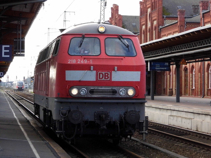 Am 23.09.2014 kam die 218 249-1 von der DB aus Richtung Hannover nach Stendal und fuhr weiter in Richtung Berlin . 