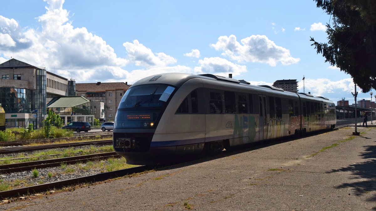 Am 23.09.2017 fuhr dieser Triebzug der Baureihe 96 als IR aus Bukarest in Richtung Calimanesti. Die aufnahme geschah nur wenige Sekunden nach der Abfahrt aus Bahnhof Ramnicu Valcea.