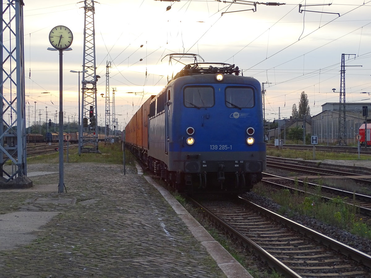Am 23.09.2017 kam die 139 285 mit ihrem Containerzug aus Richtung Wittenberge nach Stendal und fuhr weiter Richtung Magdeburg.