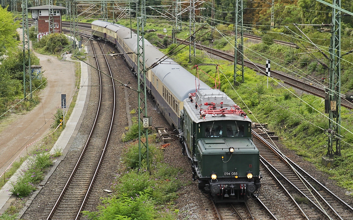 Am 23.09.2022 hatte E 94 088 die Aufgabe, sechs Rheingold-Wagen von Kornwestheim nach Köln-Nippes zu befördern, hier durchfährt sie kurz vor dem Ziel Köln Mediapark