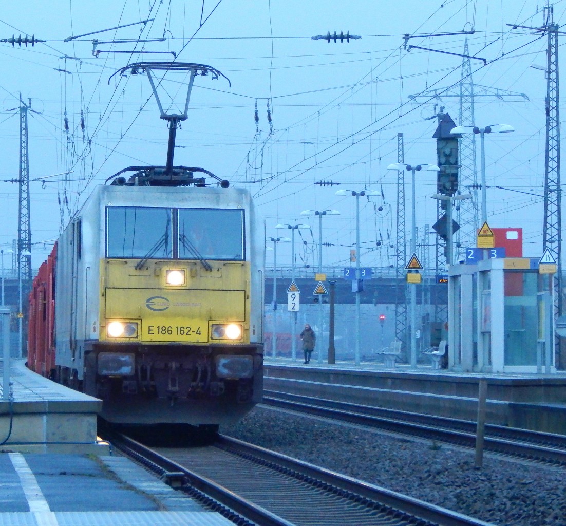 Am 23.1 kam eine echte Überraschung durch Hürth gefahren. Nun bekam ich mal eine E-Lok von Euro Cargo Rail vor die Linse. Hier fuhr dieE 186 162-4 mit leeren Autowagen durch Hürth gefahren.

Hürth 23.01.2016