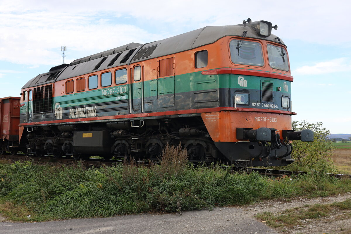 Am 23.10. 26  traf der Forograf hier eine ander Lok,auf  diesem Anschlu�gleis, zum Granitbruch Kopalnia Granitu Rogoźnica II, f�hrend, stand am 23.10.26 gegen 10.00 Uhr  91 51 3 160507-2 PL ONT.Am 24.10.16 gegen 13:00 stand hier aber eine Lok des Typs BR M62  , Gagarin, auch diese  dieselte  leise vor sich hin.Geh�rend zum EVU  Pol-Miedz-Trans.