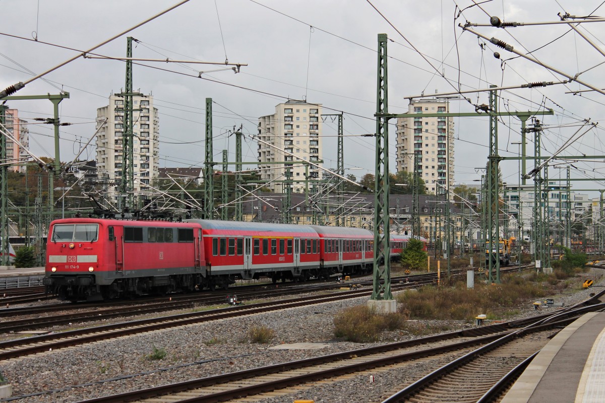 Am 23.10.2014 drückte die 111 174-9 vom BW Suttgart einen n-Wagen Zug aus dem Hauptbahnhof von Stuttgart in Richtung Bahnbetriebswerk Stuttgart-Rosenstein.