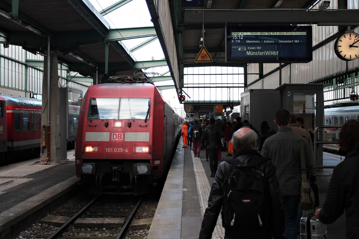 Am 23.10.2014 fuhr 101 035-4 mit dem IC 118 (Innsbruck - Münster (Westf.) Hbf), den sie von Ulm Hbf ab bespannte, in den Hauptbahnhof von Stuttgart.
