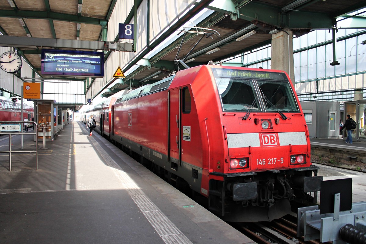 Am 23.10.2014 stand die Stuttgarter 146 217-5 mit der RB 19126 (Stuttgart Hbf - Bad Friedrichshall-Jagstfeld) im Startbahnhof und wartet auf die Abfahrt.