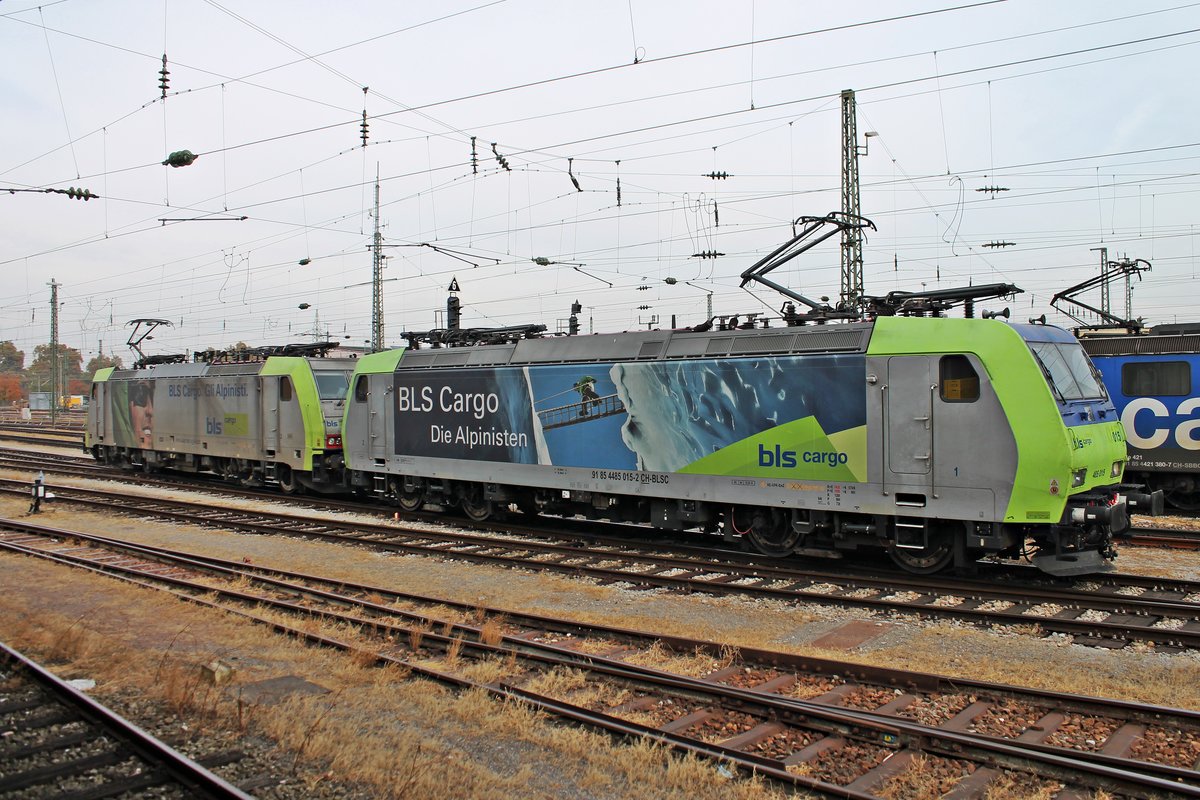 Am 23.10.2018 stand Re 485 015 zusammen mit Re 486 509 im Abstellbereich von BLSC im Badischen Bahnhof von Basel und warteten darauf nach Basel Bad Rbf zu fahren und dort den nächsten Güterzug zu übernehmen.