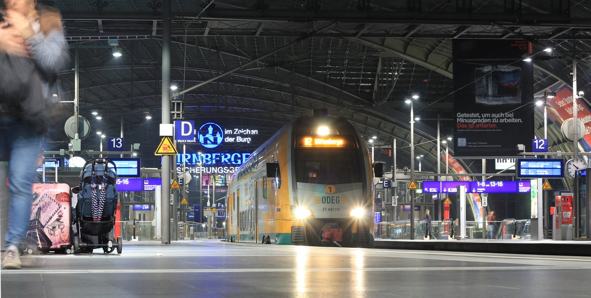 Am 23.10.2019 wartet 445 110 als RE2 Cottbus-Wittenberge auf Gleis 13 des Berliner Hbf auf die Weiterfahrt. 